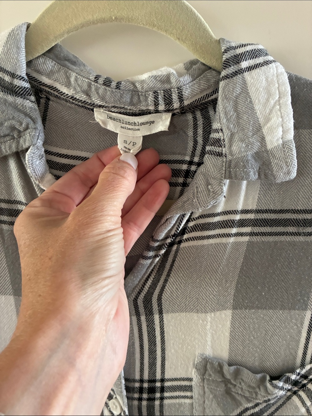 beachlunchlounge Gray & White Plaid Men's Casual Button-Down Shirt